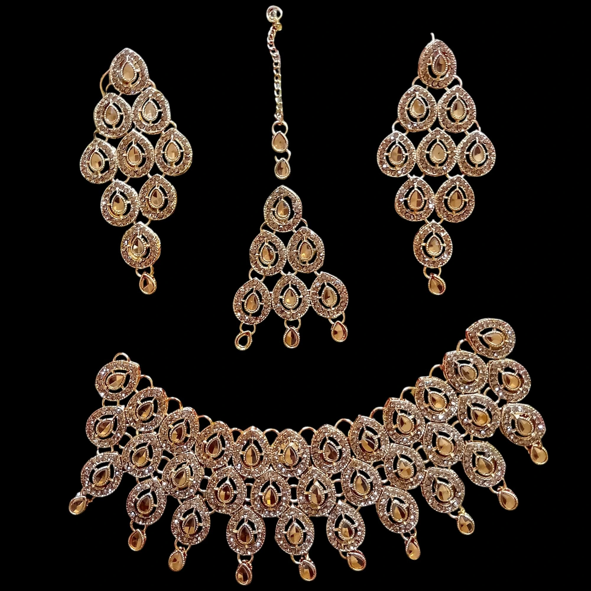 Buy Golden colour jewellery set with necklace , earrings and tikka at best price in pakistan